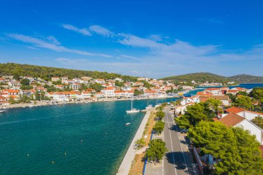 Hırvatistan 'ın Murter, Dalmaçya adasındaki Tisno kasabası, havadan panoramik manzara