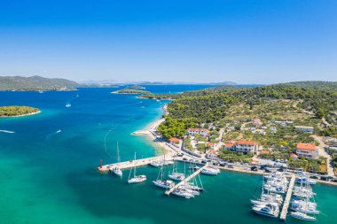 Hırvatistan 'ın Murter, Dalmaçya adasındaki Jezera kasabası, havadan panoramik manzara
