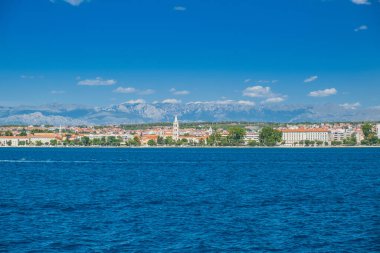 Hırvatistan 'ın Zadar kenti, deniz kıyısından bakıyor. 