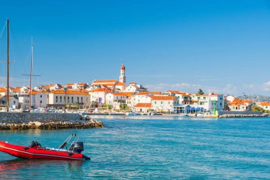 Hırvatistan 'ın Dalmaçya kentindeki Murter Adası' ndaki eski kıyı kasabası Betina. Adriyatik deniz manzarası.