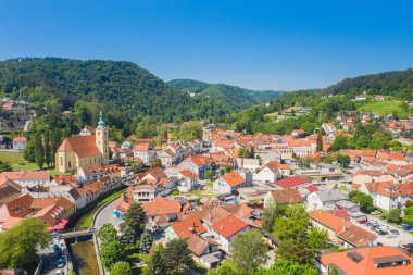 Hırvatistan, Samobor kasabası, şehrin ufuk çizgisi insansız hava aracı