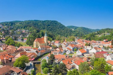 Hırvatistan, Samobor kasabası, şehrin ufuk çizgisi insansız hava aracı