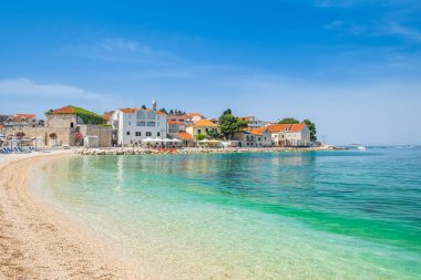 Primosten, Dalmaçya, Hırvatistan ve Avrupa 'nın önündeki kumsal