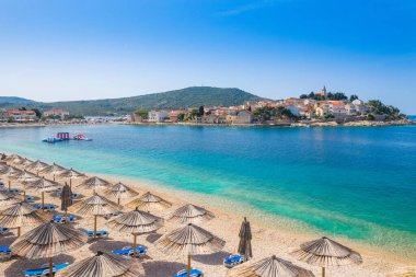 Hırvatistan 'ın Dalmaçya kentindeki Adriyatik Denizi kıyısındaki Primosten kasabası havadan manzaralı