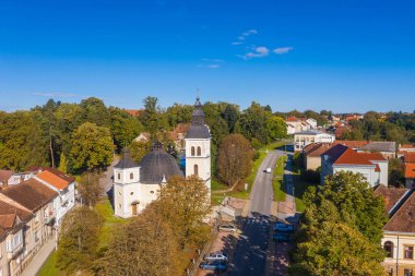 Hırvatistan, Slavonya, Daruvar kasabası, sonbaharda Katolik kilisesi, panoramik insansız hava aracı manzarası