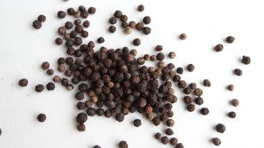 Bütün yuvarlak karabiber