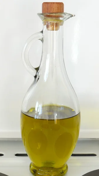 Olijfolie in een glazen fles — Stockfoto