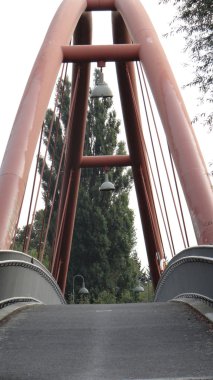 Nehrin üzerindeki köprü