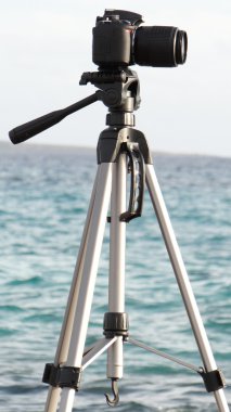 Üç ayaklı bir kamera.