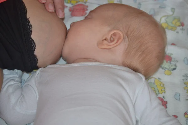 Bebé amamanta — Foto de Stock