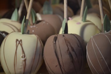 çikolatanın içinde elmalar