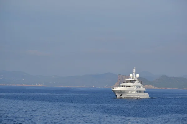 Bílá jachta ve Středozemním moři — Stock fotografie