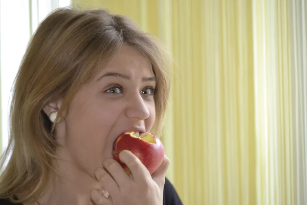 Menina comer uma maçã — Fotografia de Stock