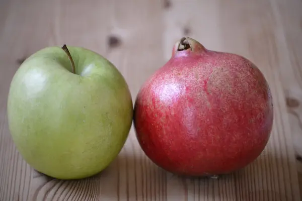 Apfel und Granatapfel — Stockfoto