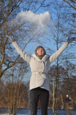 genç kadın kar fırlatma