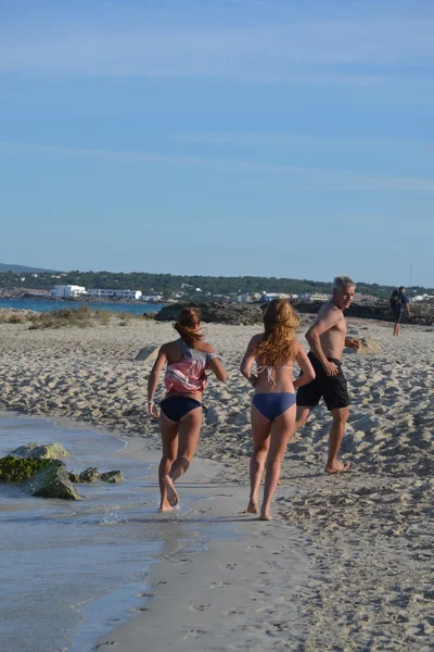 Jogging sulla spiaggia vicino al mare — Foto Stock