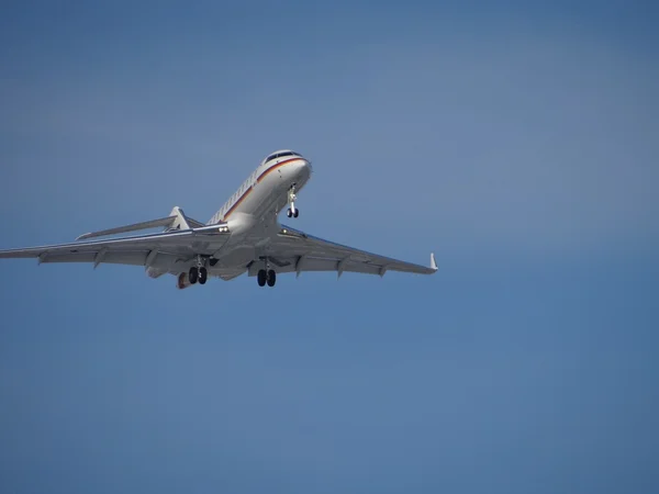 飛行機が着陸します。 — ストック写真