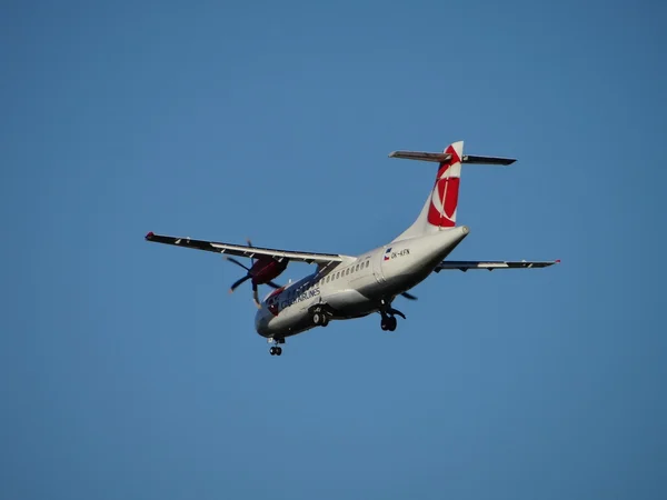 飛行機が着陸します。 — ストック写真