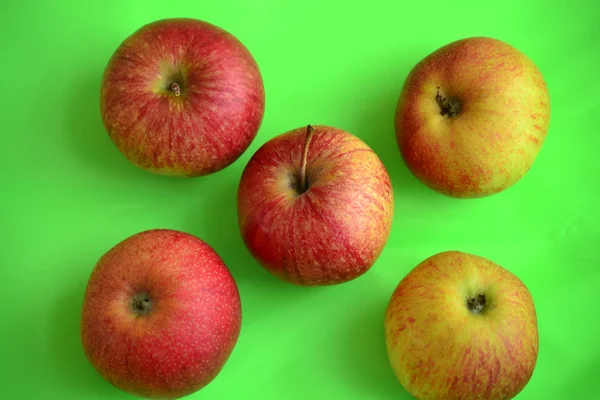 Äpfel auf grünem Hintergrund — Stockfoto
