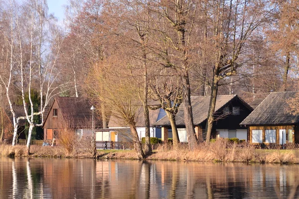 Pequeñas casas a lo largo del río — Foto de Stock