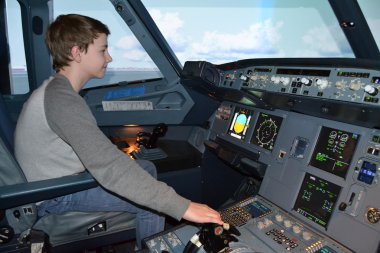 erkek kabin uçak simülatörü