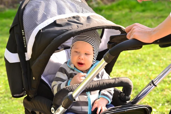 Bambino in carrozzina — Foto Stock