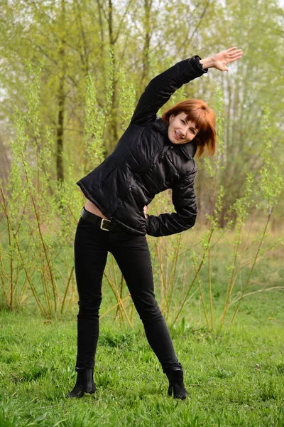 Jovem mulher fazendo exercícios — Fotografia de Stock