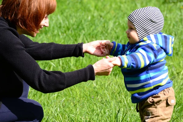 Anya, baby fia kézenfogva — Stock Fotó