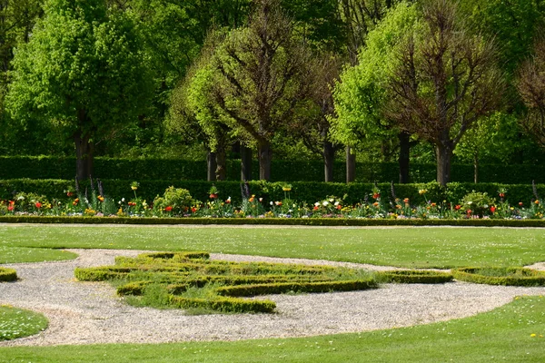 Blomsterrabatt i park — Stockfoto