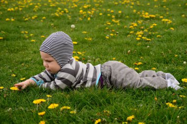 Bebek çim üzerinde yalan