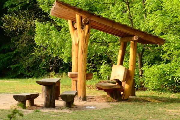 Деревянная беседка и скамейки — стоковое фото