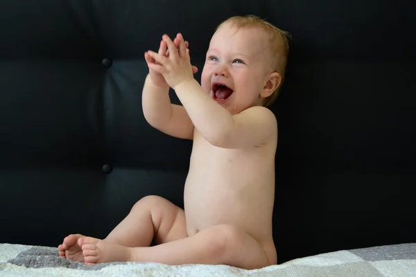 Bebé sentado y se regocija — Foto de Stock