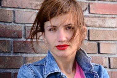 Kırmızı dudaklı genç kadın.