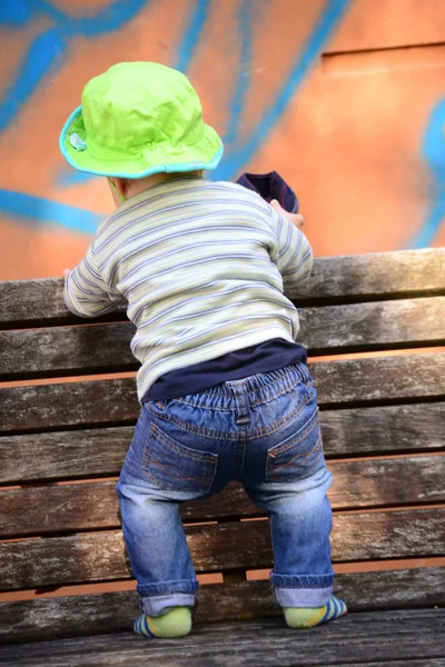 Miúdo de jeans e um panamá — Fotografia de Stock