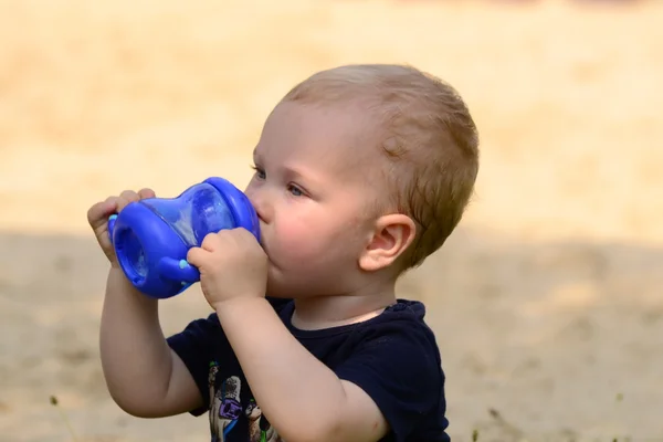 Bambino che beve da una tazza — Foto Stock