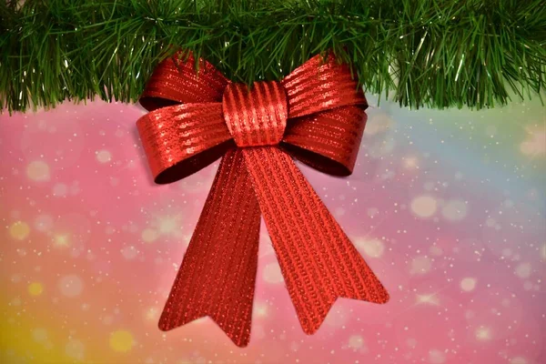 Red Christmas Bow Green Tinsel Floral Background — Stock Photo, Image