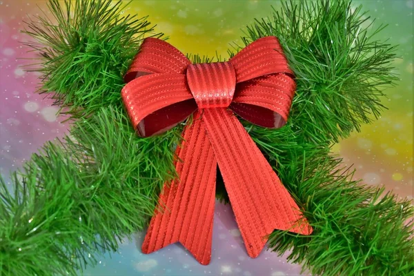 Röd Jul Båge Grön Tinsel Blommig Bakgrund — Stockfoto