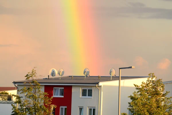 Regenbogen über dem Haus — Stockfoto