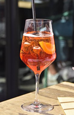 Cam şarap kadehinde portakal kokteyli