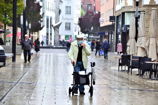 シンガポールドイツ19 2021 医療用マスクの老人がローラーで通りを歩く — ストック写真
