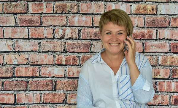 Mulher Sorridente Com Telefone Mão — Fotografia de Stock