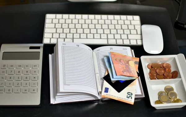 Taschenrechner Geld Maus Und Tastatur Auf Dem Schreibtisch Büro — Stockfoto