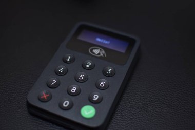 Kart okuyucu kişisi ve siyah arkaplan üzerinde iletişim kurulamayan ödeme yöntemi 