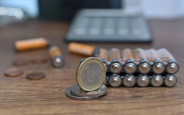 Pièces Métalliques Euros Piles Avec Calculatrice Sur Une Table Bois — Photo