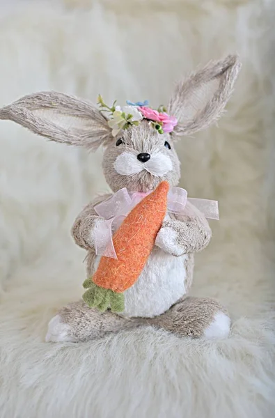 被白色背景隔离的装饰的复活节兔子 — 图库照片