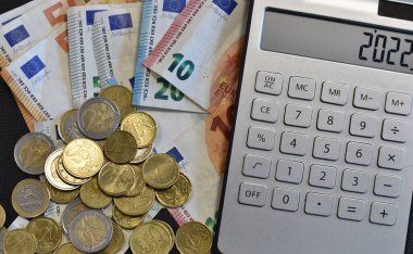 hesap makinesi ve kağıt euro banknotları demir paralarla 