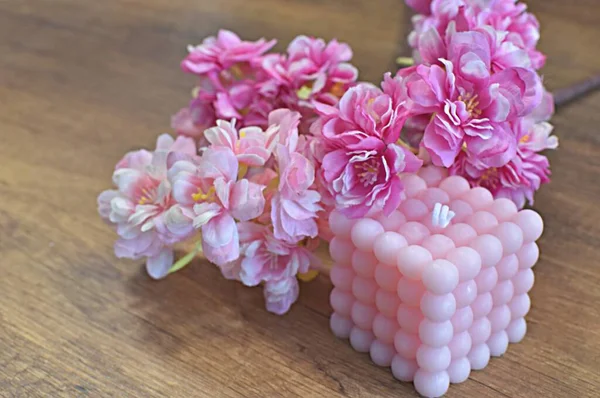 Raminhos Sakura Rosa Svccha Com Bolhas Uma Mesa Madeira — Fotografia de Stock