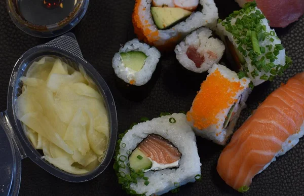 Sushi Rolos Com Atum Camarões Pepinos Fundo Preto — Fotografia de Stock