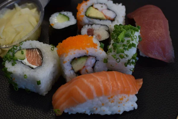 Sushi Rolos Com Atum Camarões Pepinos Fundo Preto — Fotografia de Stock
