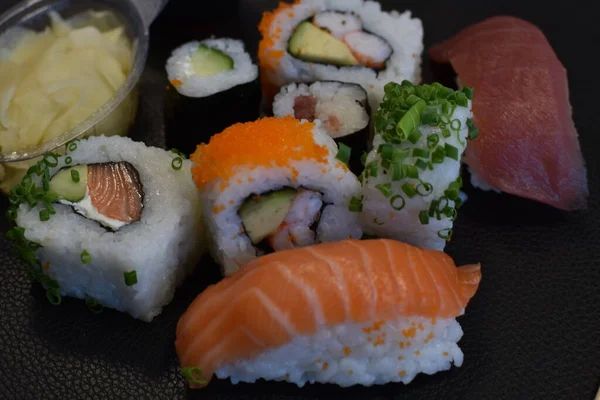 Sushi Broodjes Met Tonijn Garnalen Komkommers Een Zwarte Achtergrond — Stockfoto